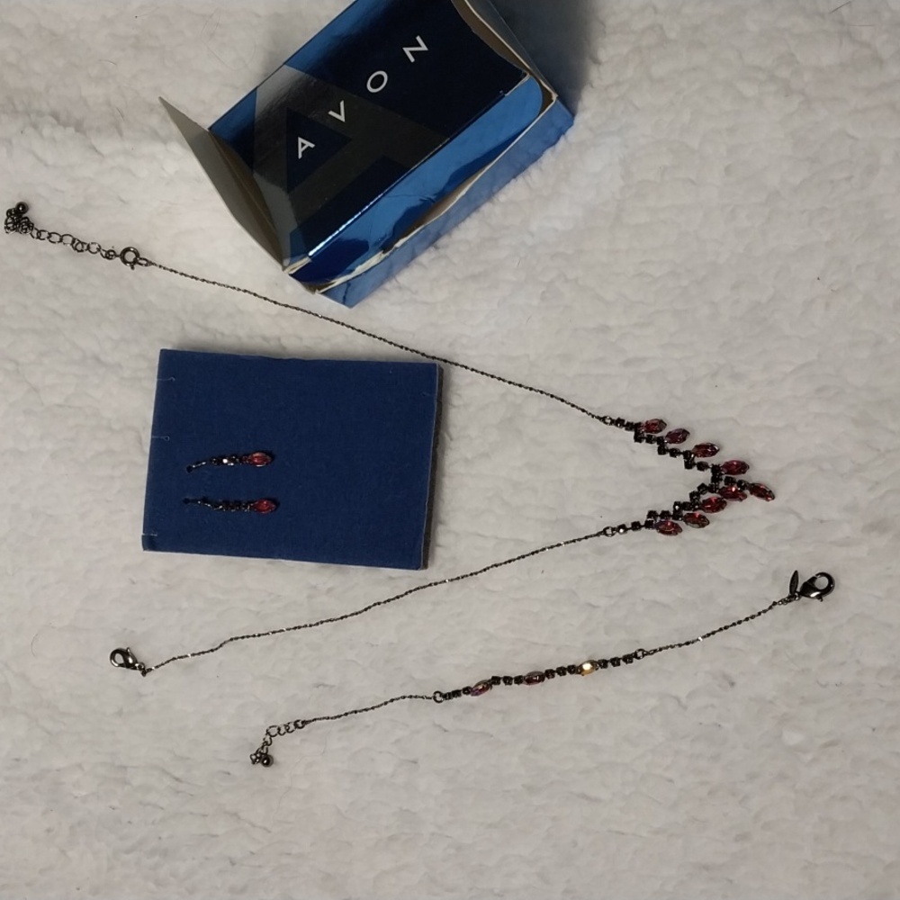 3 PC Avon set Neclace bracelet and earrings